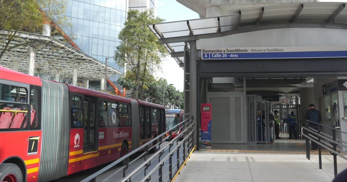 Foto de una estación de TransMilenio
