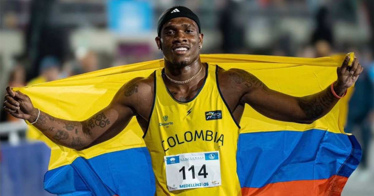 Foto que muestra al deportista Ronal Longa Mosquera con una bandera de Colombia