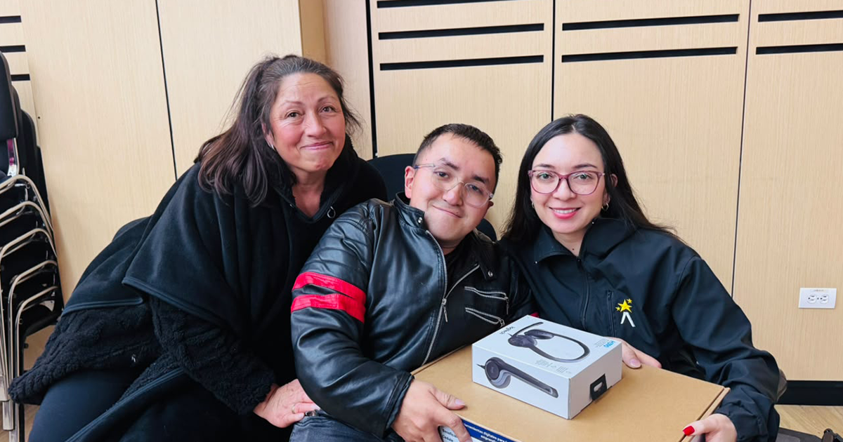Imagen de tres personas sosteniendo dos cajas