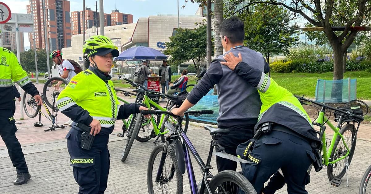 Policías verificando la bicicleta de un ciudadano.