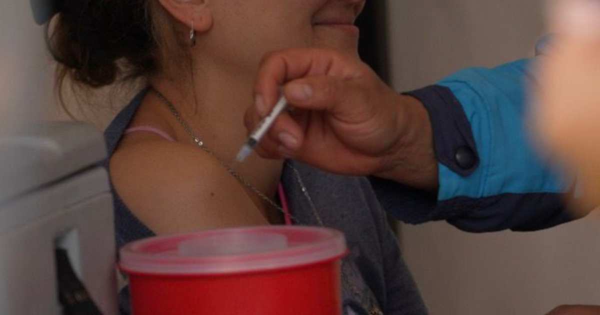 Foto que muestra una enfermera colocando una vacuna en un brazo