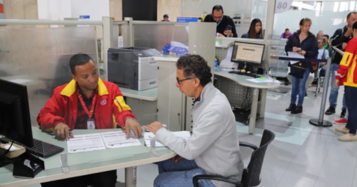 Ciudadano siendo atendido por un funcionario de la Secretaría de Hacienda