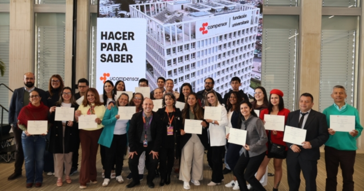 Imagen de varias personas con los diplomas