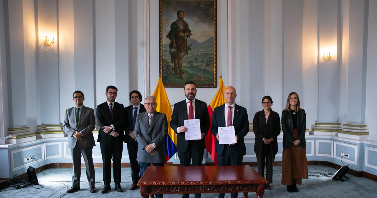 Imagen del alcalde galán con el memorando firmado