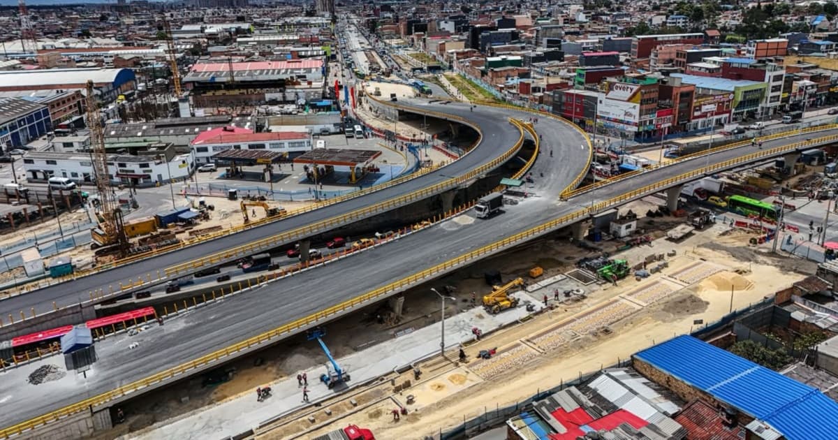 Foto aérea del nuevo puente y la vía paralela en el barrio Venecia, al sur de Bogotá.
