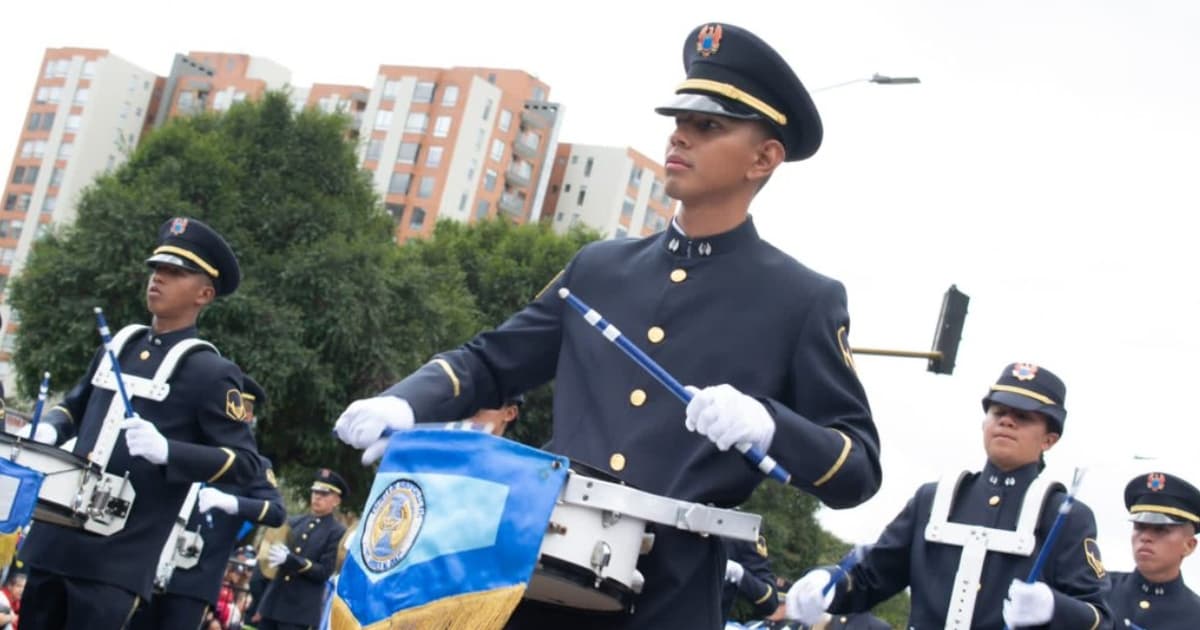 Foto de uniformados en uno de los desfiles 20 del Julio en Bogotá.