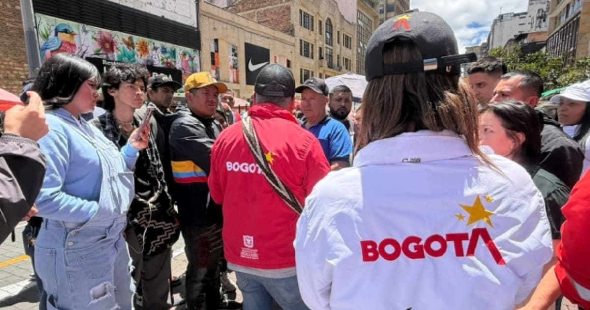 Foto de gestores de diálogo acompañando marchas en las calles de Bogotá.