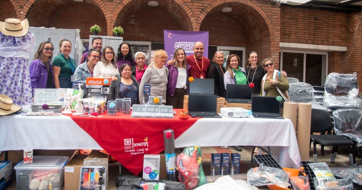 Foto de la entrega de dotación de equipos y elementos a la Manzana del Cuidado en Engativá.