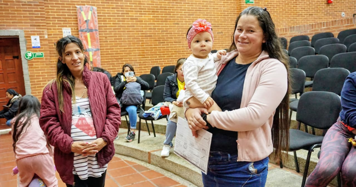 Imagen de dos mujeres junto a una bebé