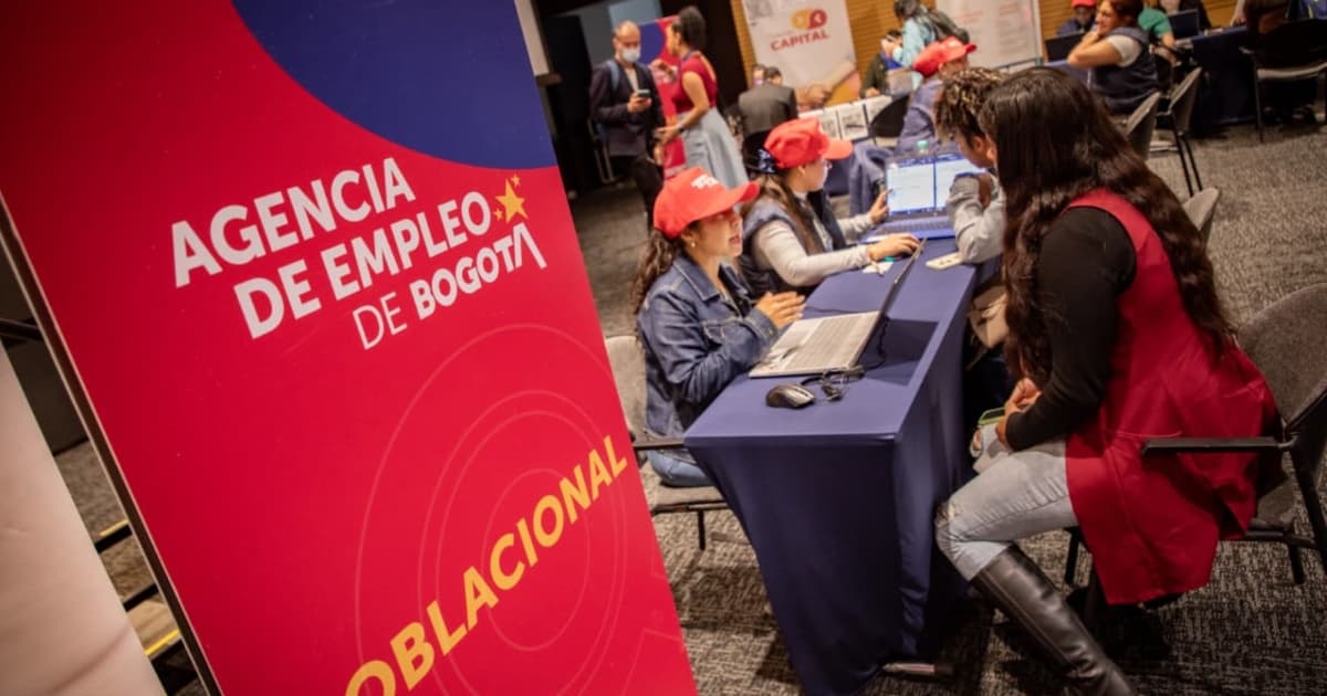 Foto de una feria de empleo en Bogotá 2026.