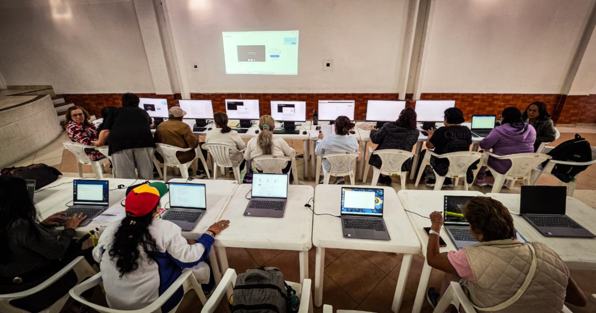 Imagen de una sala de cómputo