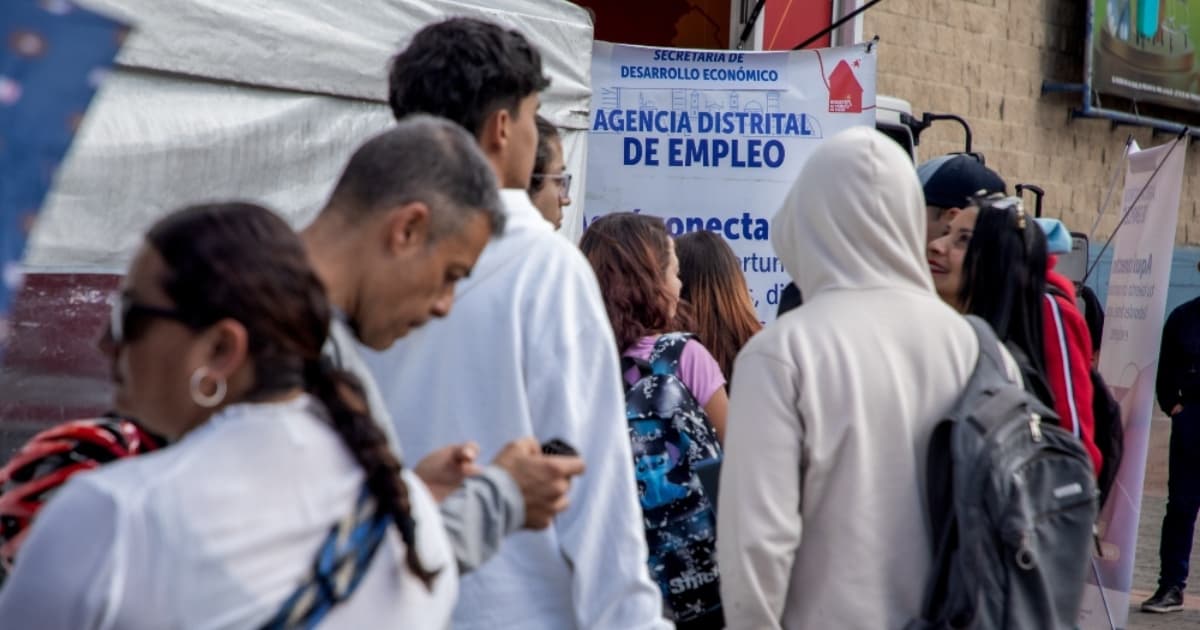 Foto de una feria de empleo en Bogotá 2026.