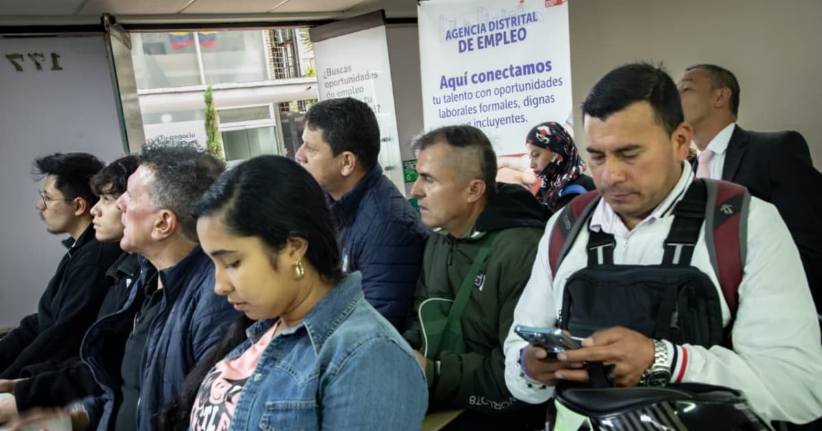Foto de bogotanos y bogotanas accediendo a servicios de la Agencia Distrital de Empleo.
