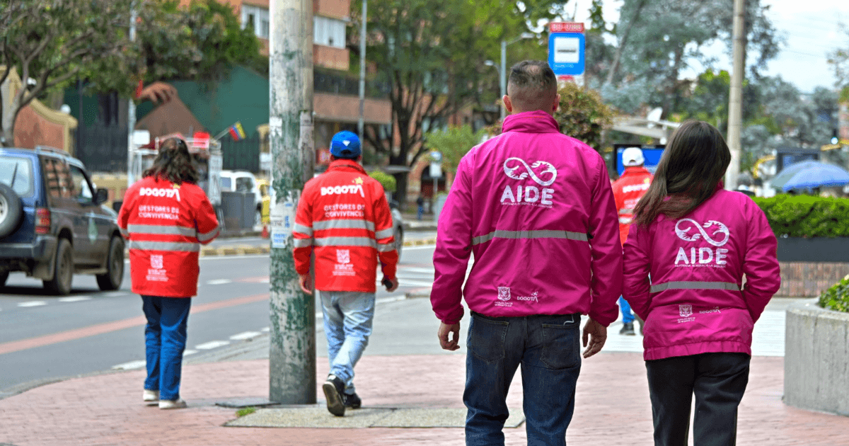 Funcionarios de AIDE y Gestores de Convivencia en una calle en Bogotá.
