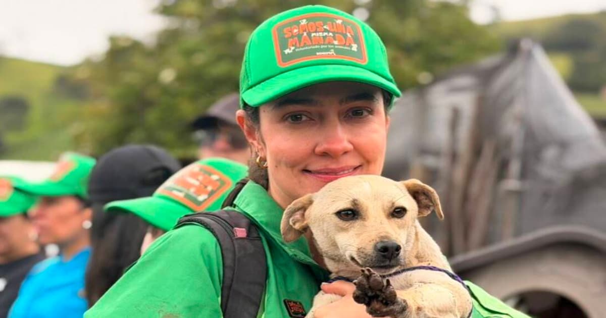 Una mujer con un perrito
