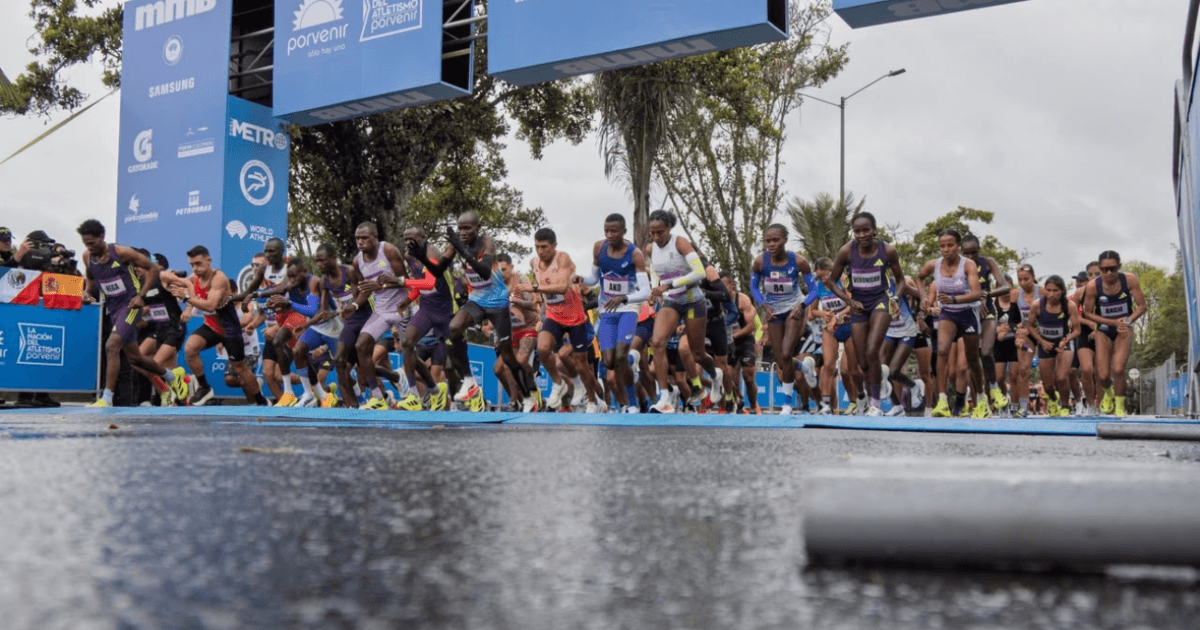 Atletas élite inician la Media Maratón de Bogotá sobre calzada mojada, durante la salida de la competencia internacional de atletismo con participación de corredores nacionales y extranjeros.