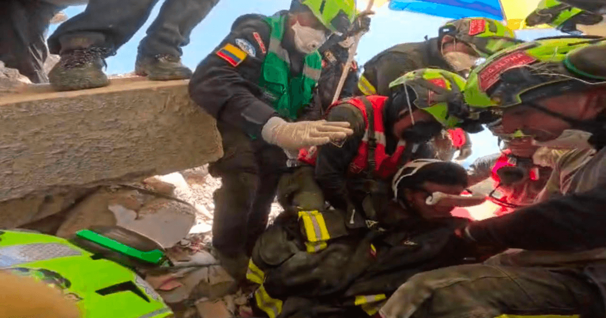Bomberos de Bogotá durante rescate de niño que se encontraba atrapado bajo los escombros, en Venezuela.