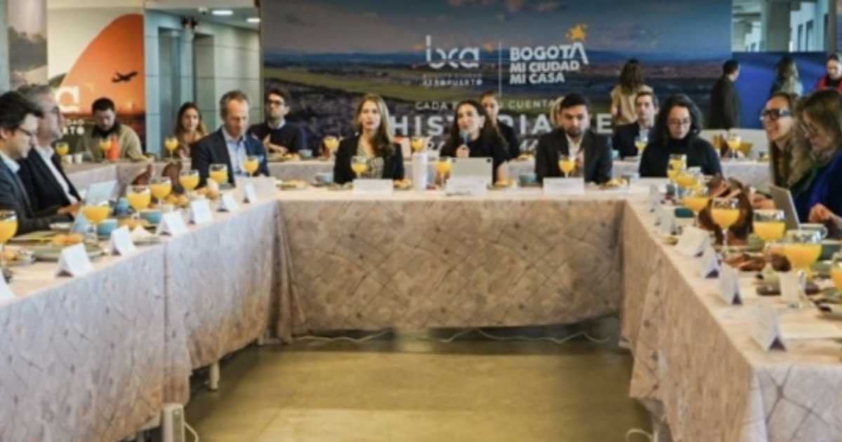 Imagen de varios secretarios y secretarias en un desayuno