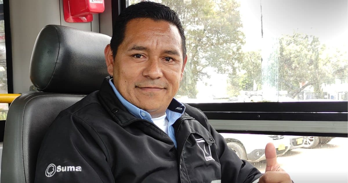 Foto de un conductor de TransMilenio