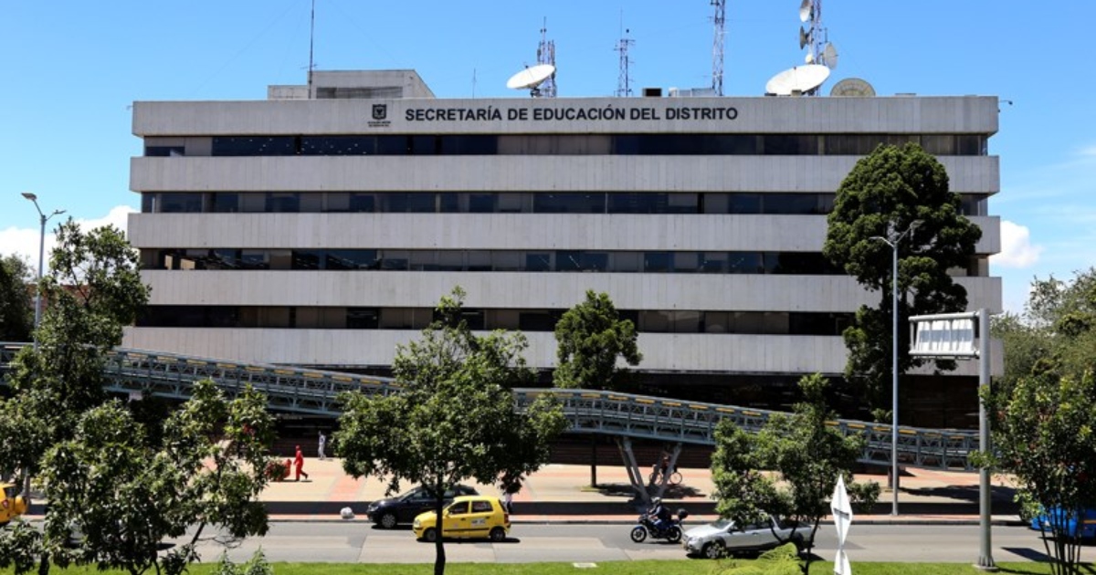 Foto que muestra un edificio blanco que corresponde a la fachada de la Secretaria de Educación