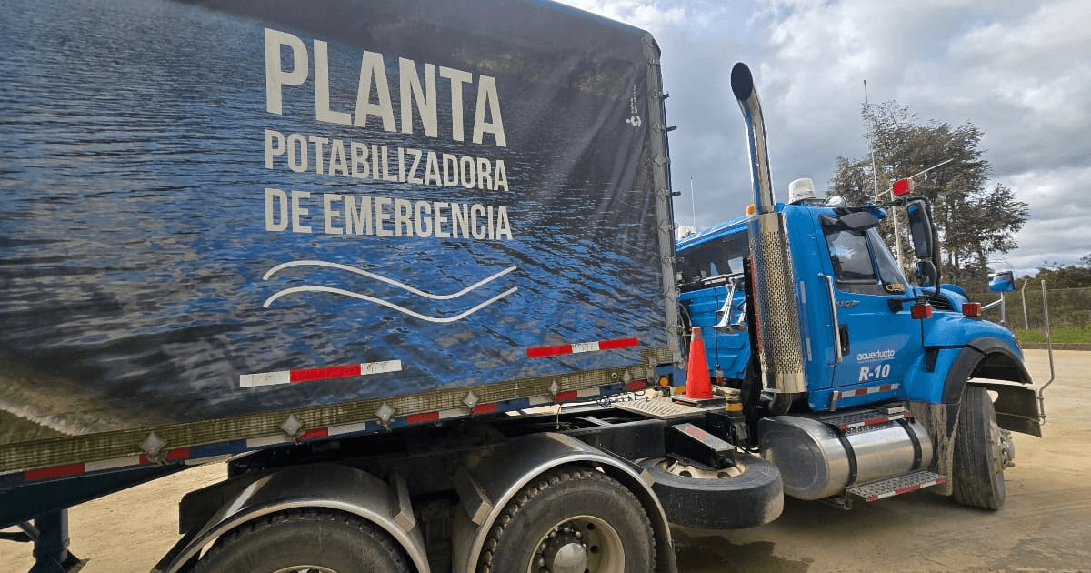 Foto que muestra una tractomula con un mensaje: planta potabilizadora de emergencia 