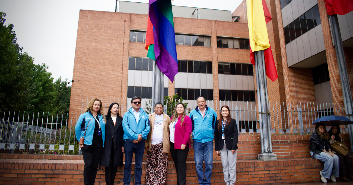 Foto de el secretario de salud con otros funcionarios