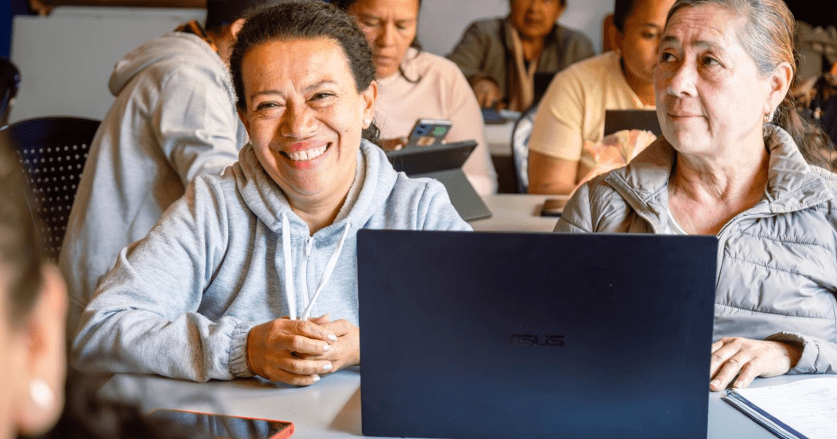 Dos mujeres frente a un computador portátil.