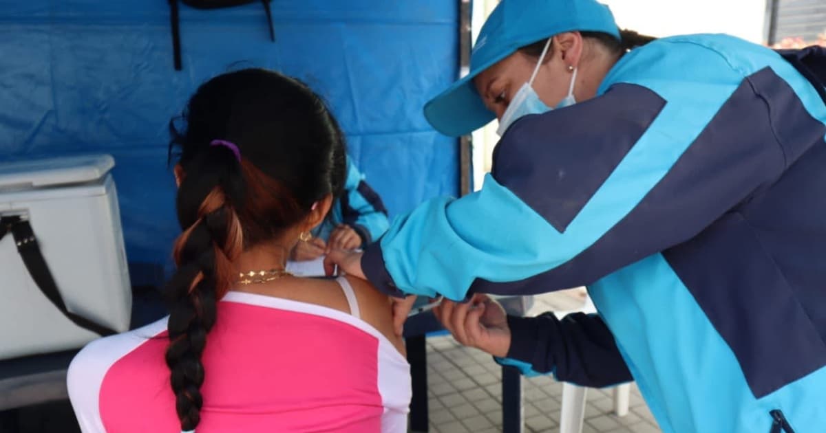 Una persona vacunándose 