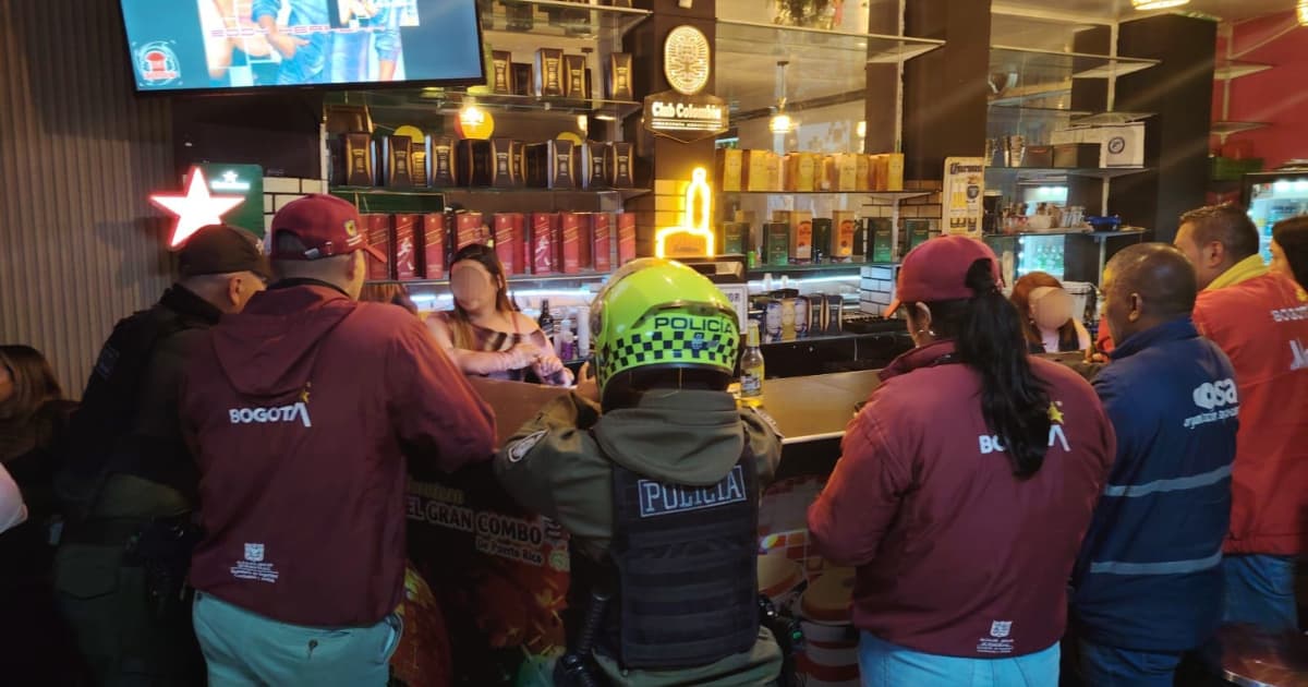 Funcionarios del DIstrito durante operativos a bares.