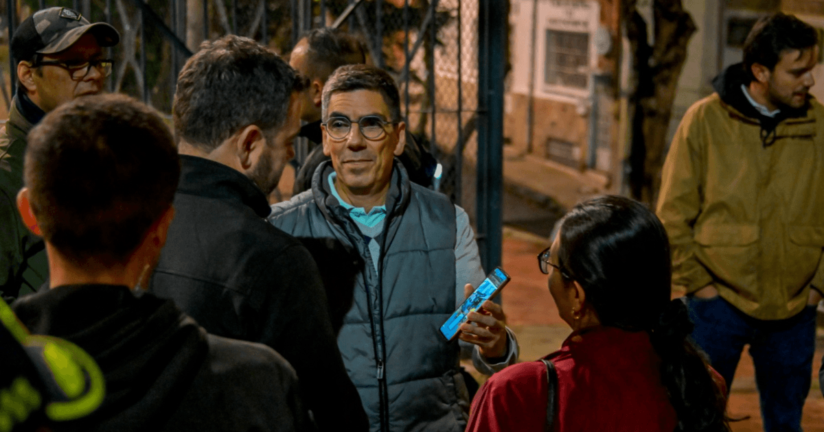Alcalde Mayor de Bogotá, Carlos Fernando Galán, durante su recorrido de Gabinete al Barrio en Chapinero, hablando con un ciudadano.