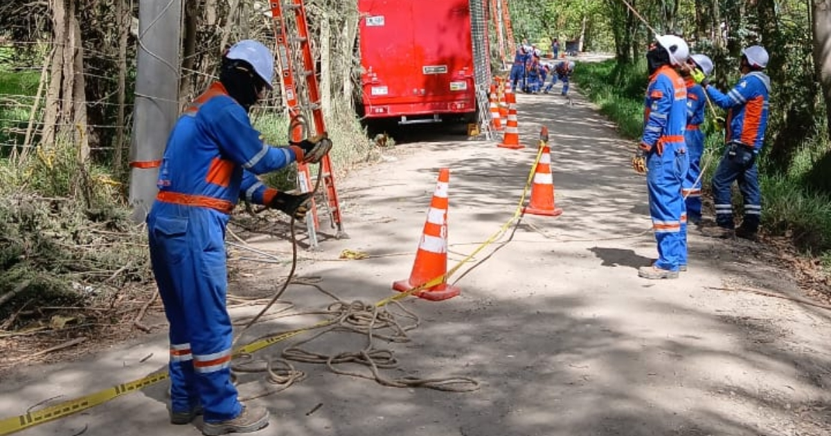 Foto que muestra personas con Enel Colombia