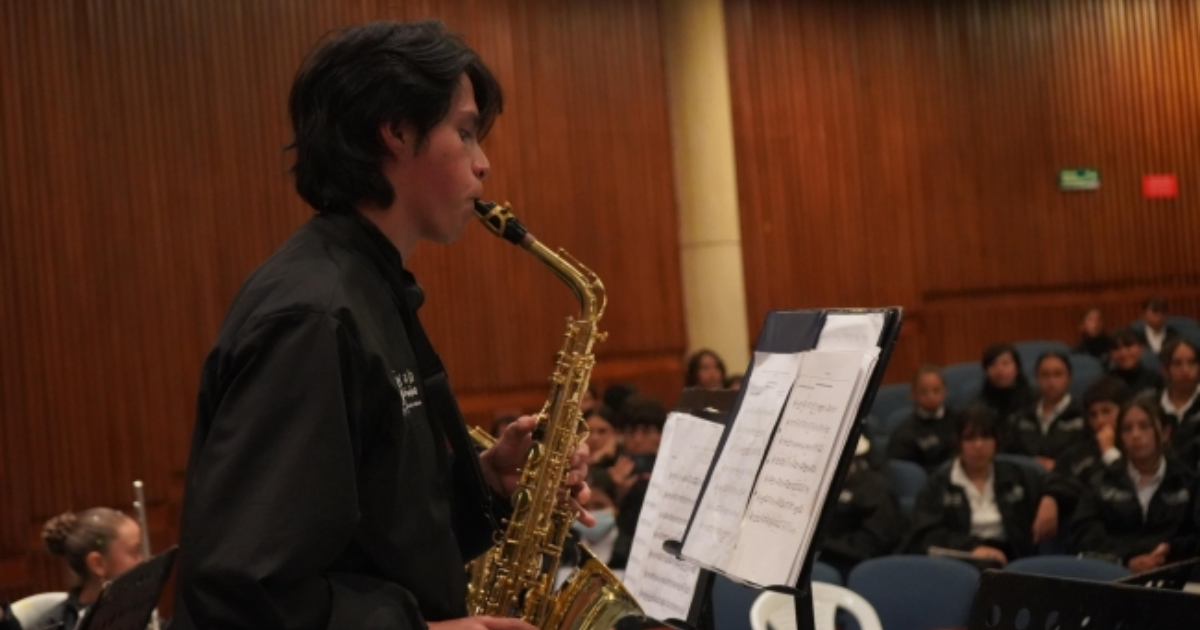 Foto de un joven tocando un instrumento musical