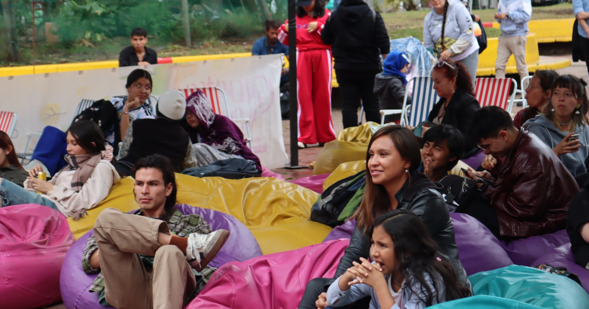 Foto de unas personas sentadas