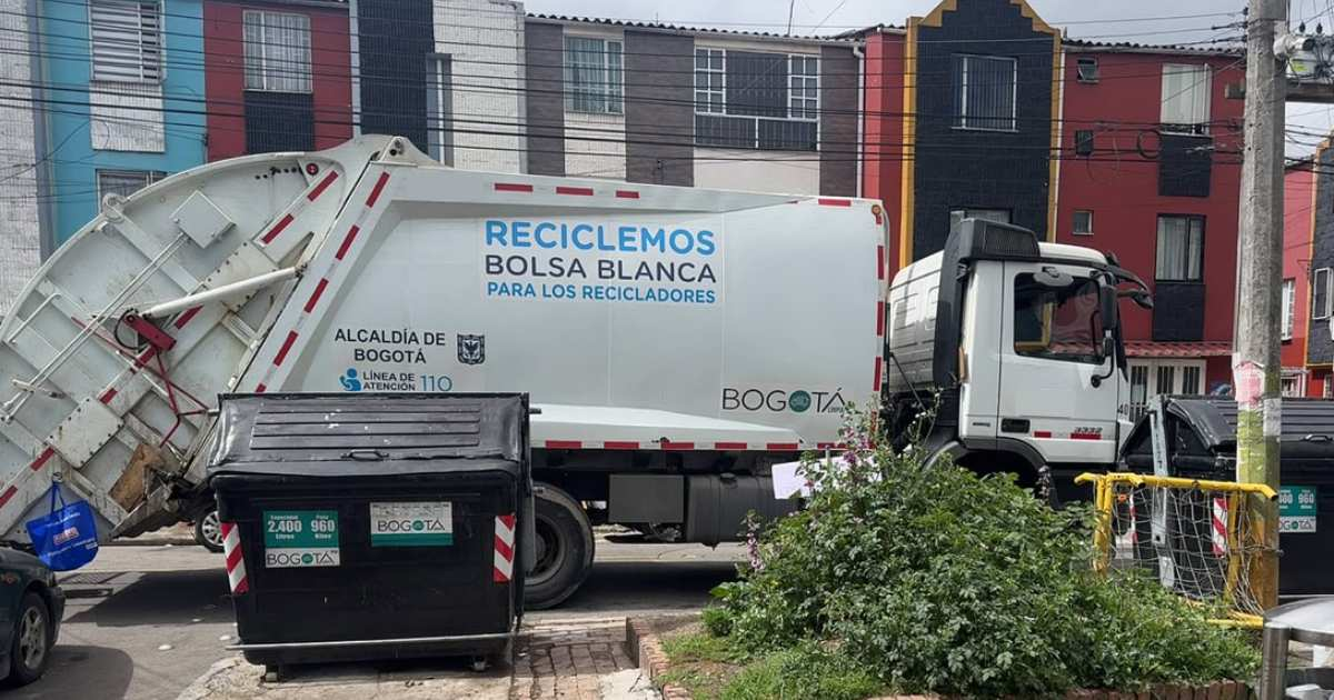 Foto que muestra un camión recolector de basura