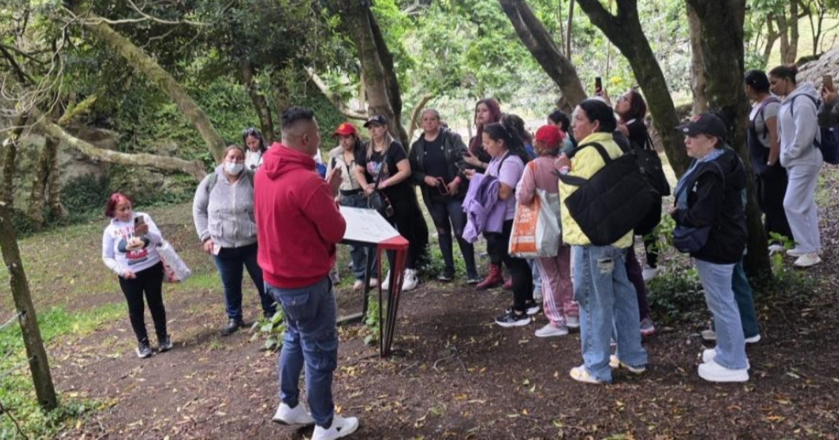 Imagen de varias personas en un bosque