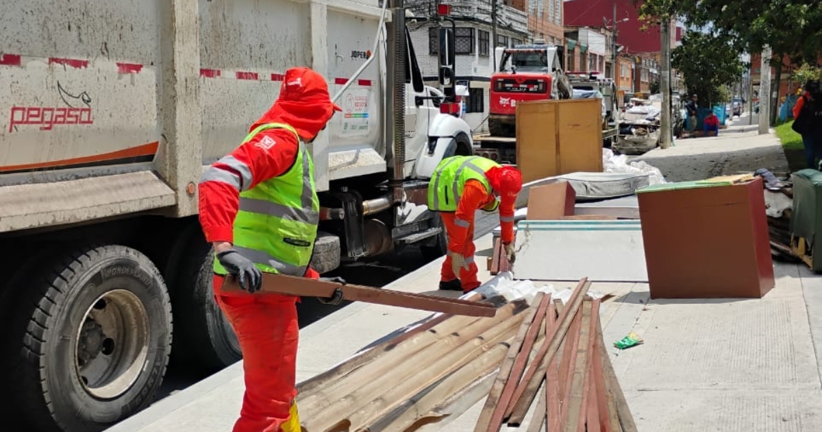 Foto que muestra dos personas levantando unas tablas