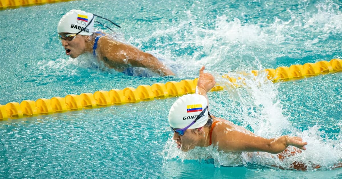 Paranadadoras del Equipo Bogotá compiten en prueba de estilo mariposa en representación de Colombia durante los II Juegos Parasuramericanos Valledupar 2026.
