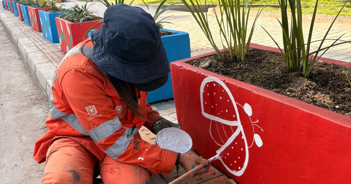 Foto que muestra una persona pintando 