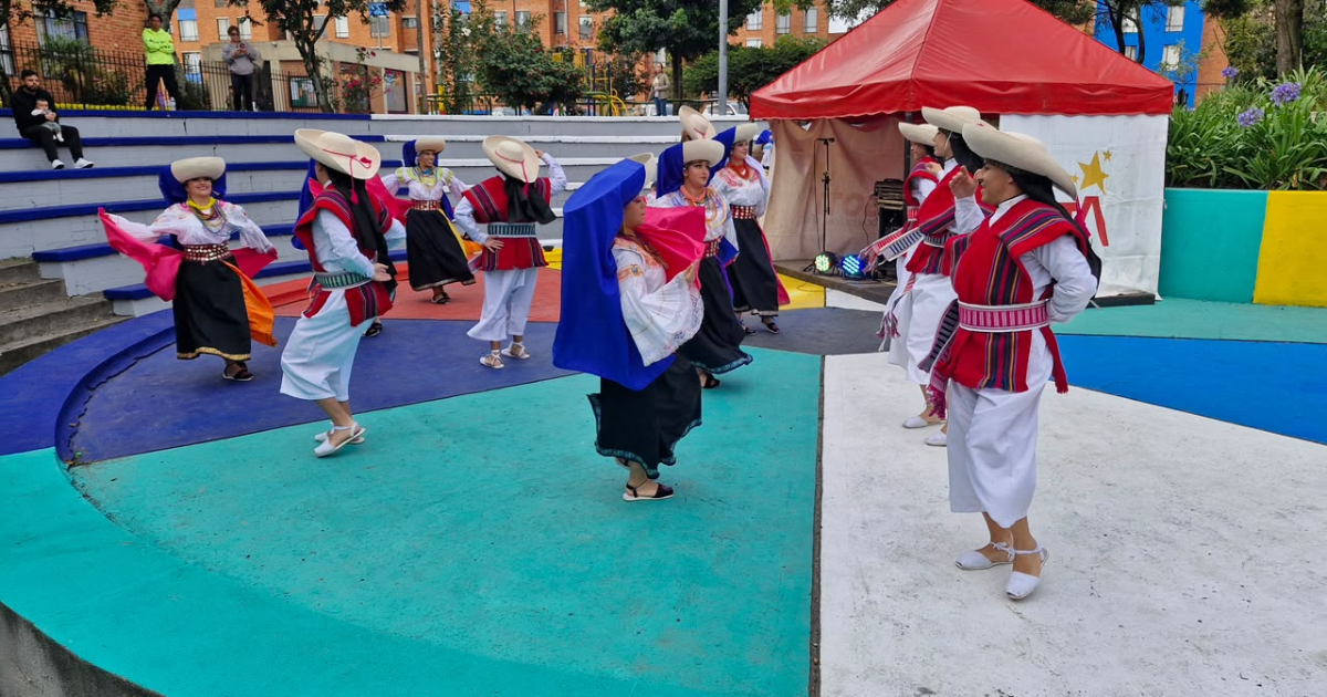 Foto de un grupo de personas bailando 