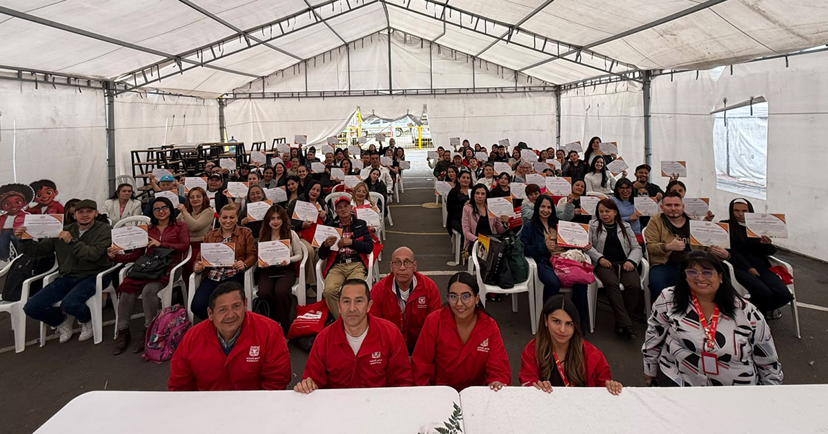 Imagen de los emprendedores con sus certifcados en mano