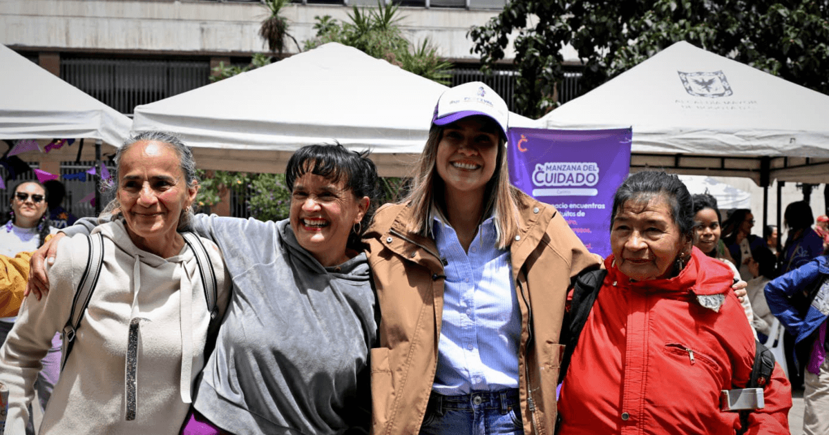 Secretaria de la Mujer, Laura Tami Leal, junto a mujeres en la localidad de Santa Fe.