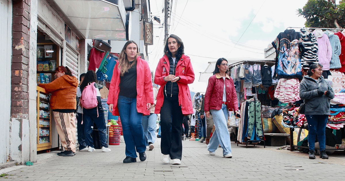 Adriana Soto, secretaria de Ambiente, recorre junto a su equipo de trabajo el sector 20 de Julio durante una jornada de diálogo comunitario sobre asuntos ambientales.