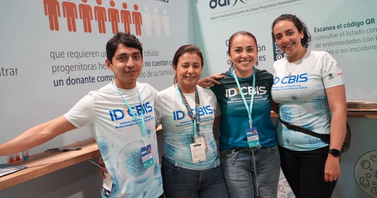 Parte de la delegación que va correr la media maratón de Bogotá con la camiseta El Instituto Distrital de Ciencia, Biotecnología e Innovación en Salud (IDCBIS)