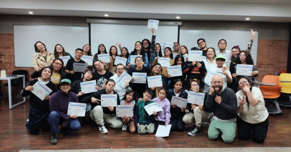 Imagen de un grupo de personas con certificado de cursos en BibloRed