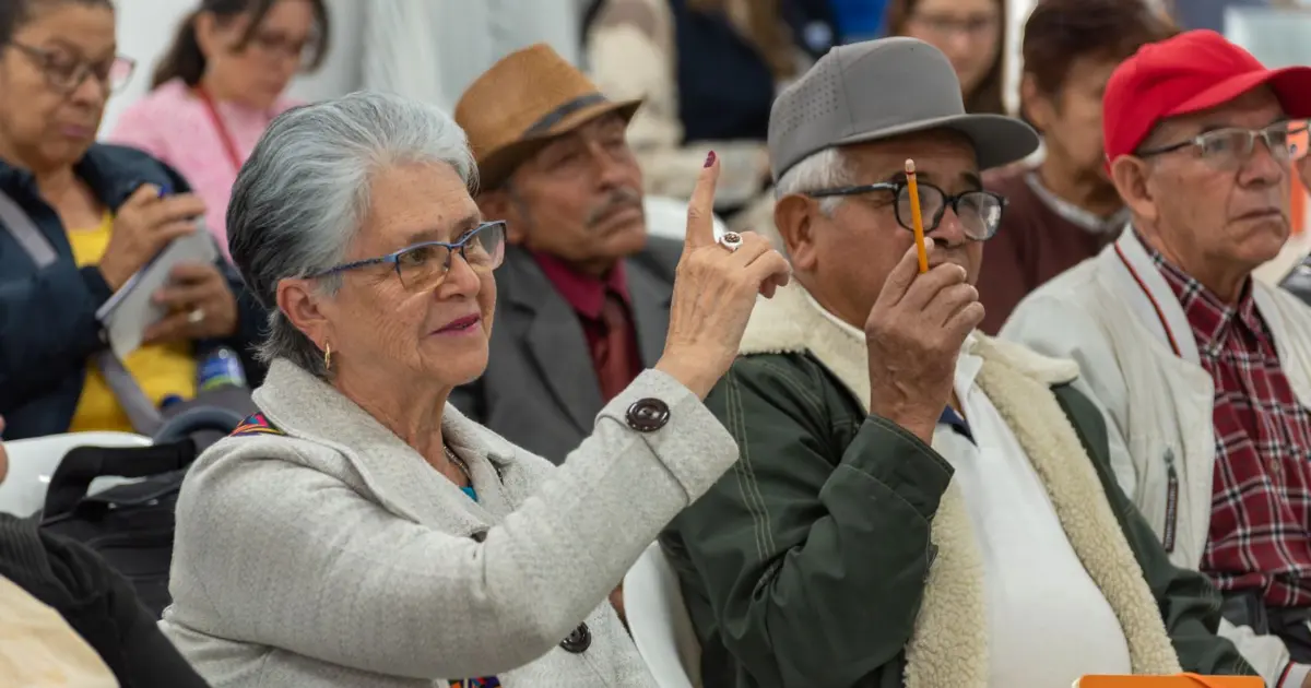Imagen de personas mayores participando en una reunión