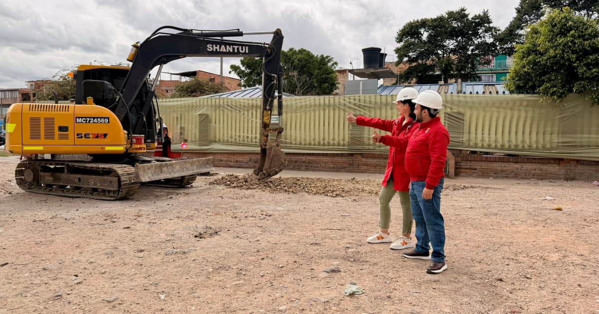 Adriana Soto, secretaria de Ambiente, junto al alcalde local de Bosa, Fabián Ernesto Ramírez dan la orden para las primeras excavaciones de las obras de renaturalización en la ZUMA Bosa-Apogeo con intervención ambiental y recuperación ecológica en el sur de Bogotá.