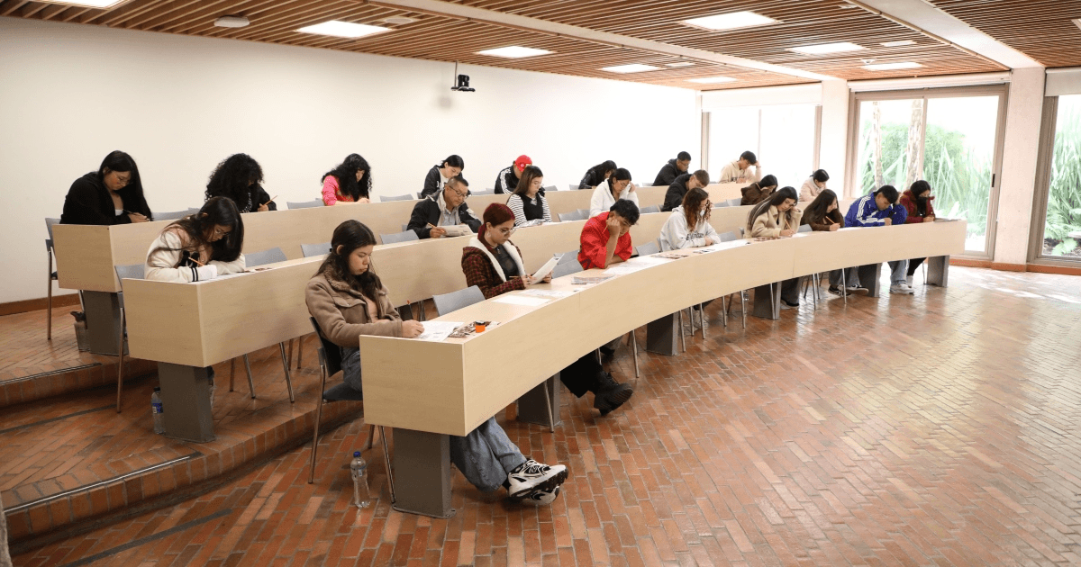Foto que muestra personas sentadas en un salón