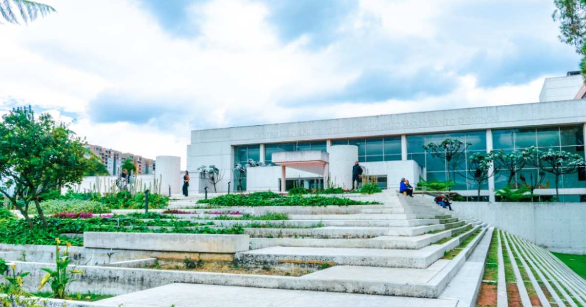 Foto que muestra la fachada de un edificio blanco