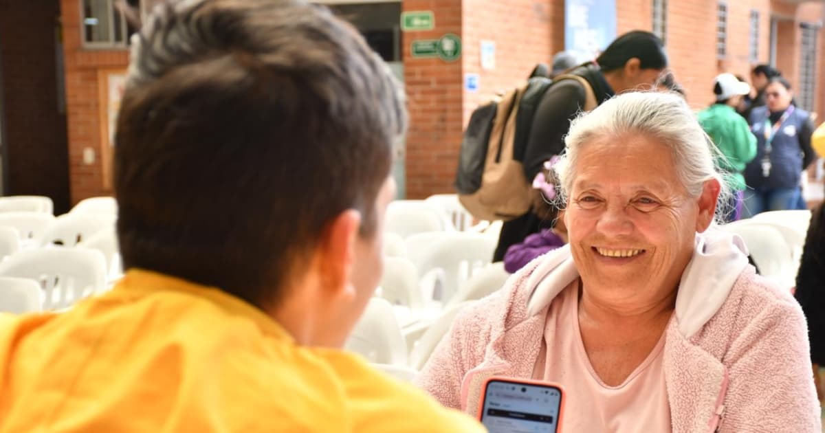 Funcionario atendiendo a una adulto mayor