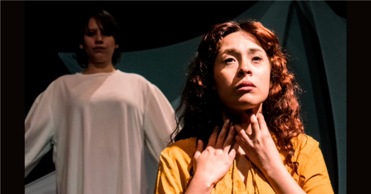 Imagen de dos mujeres en escena con cara de angustia.